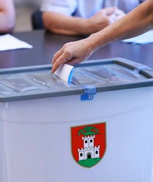 PROTI ODVZEMU VOLILNE PRAVICE TUJCEM